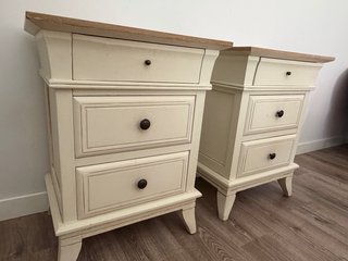 Conjunto de mesas de noche y cómoda de madera