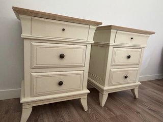 Conjunto de mesas de noche y cómoda de madera