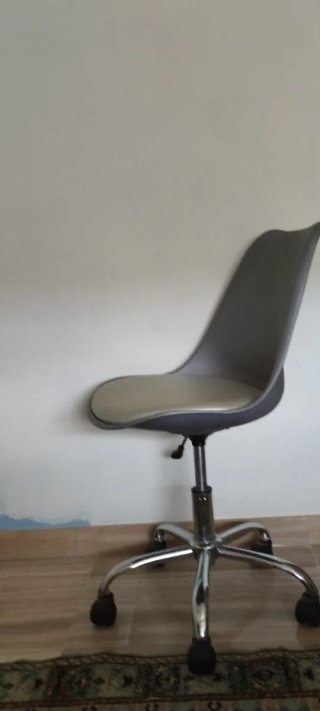 Silla giratoria de oficina una gris y ota beige