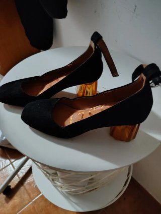 Zapatos negros tacón dorado
