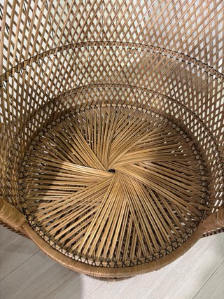 Sillón de ratán estilo peacock