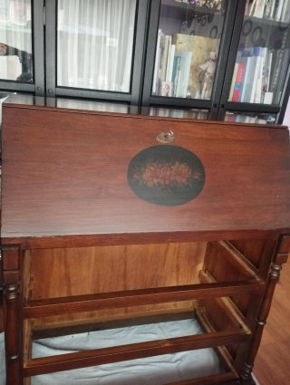Escritorio antiguo de madera