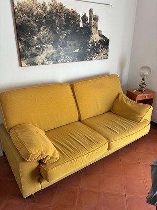 Sofá de tela amarillo