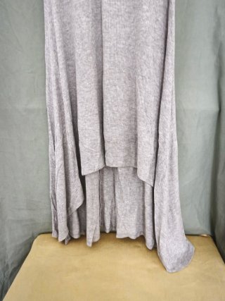 Vestido maxi assimétrico cinza canelado