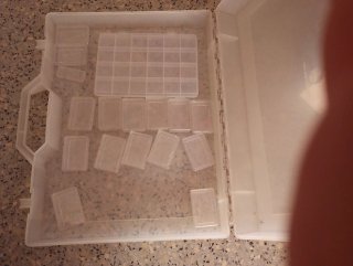 Maletín con cajas.