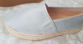 Zapatos planos beige y grises
