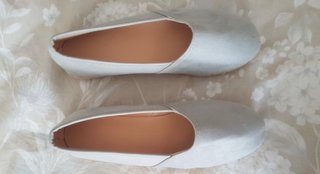 Zapatos planos beige y grises
