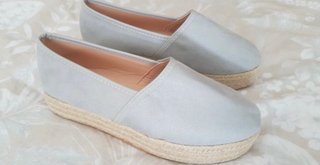 Zapatos planos beige y grises