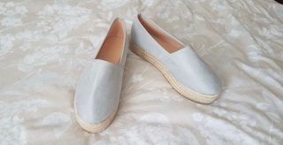 Zapatos planos beige y grises