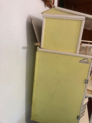 Casa de muñecas de madera para restaurar