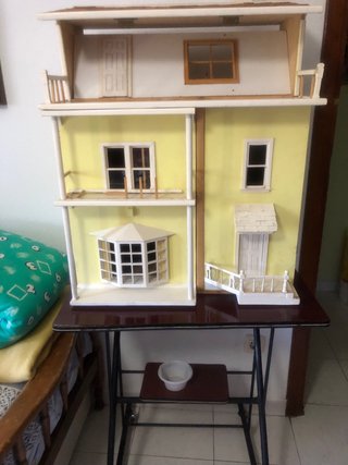 Casa de muñecas de madera para restaurar