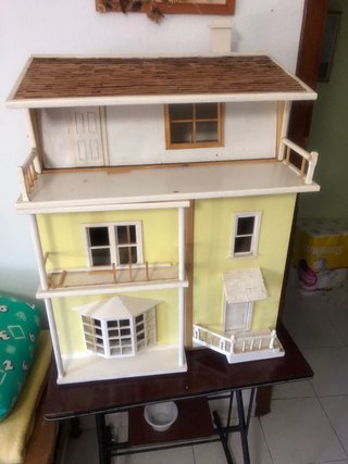 Casa de muñecas de madera para restaurar