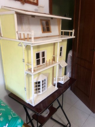 Casa de muñecas de madera para restaurar