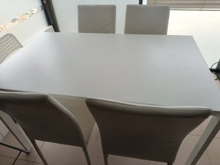 Mesa y 4 Sillas Blancas
