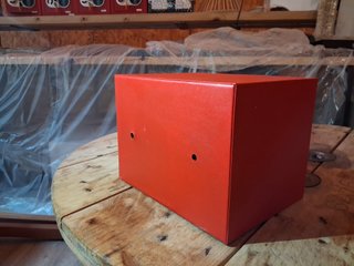 Caja fuerte roja con teclado digital