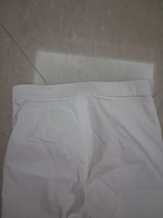 Pantaloni bianchi a zampa