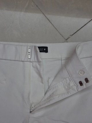 Pantaloni bianchi a zampa