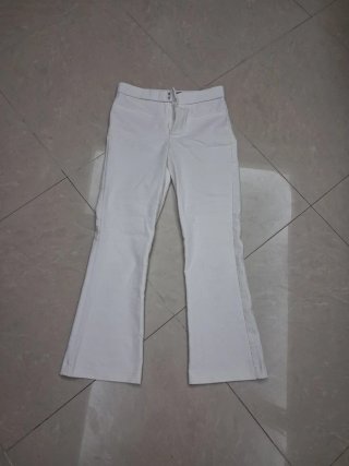 Pantaloni bianchi a zampa