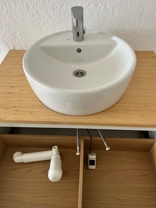 Mueble baño con lavabo y grifo sensor