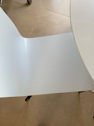 Mesa redonda blanca y 4 sillas