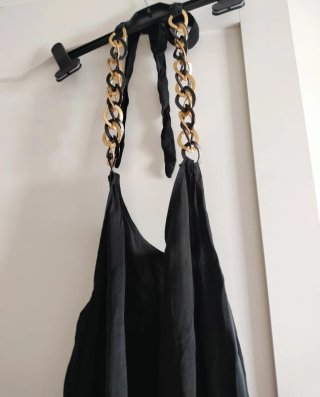 Mono largo con cadenas y espalda descubierta