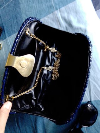 Borsetta blu con dettagli oro