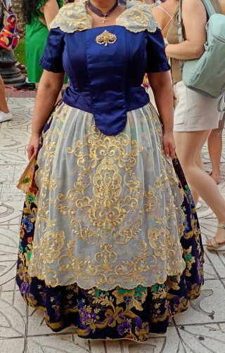 Traje de Alicantina azul y dorado