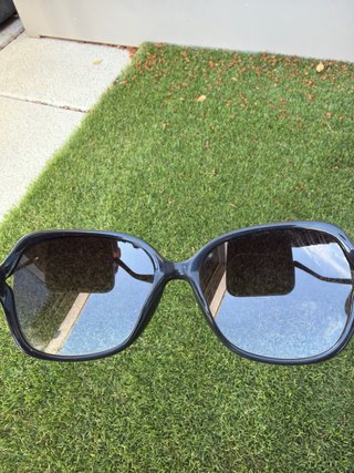 Gafas de sol Fossil negras y marrones para mujer.