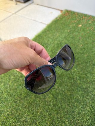 Gafas de sol Fossil negras y marrones para mujer.
