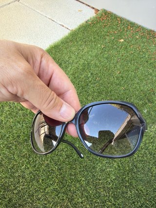 Gafas de sol Fossil negras y marrones para mujer.