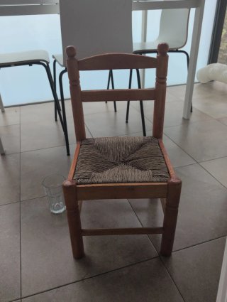 Silla infantil de madera y mimbre