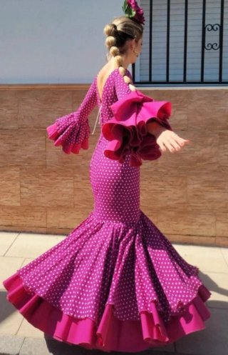 Traje de flamenca rosa con lunares blancos