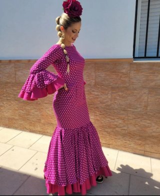 Traje de flamenca rosa con lunares blancos