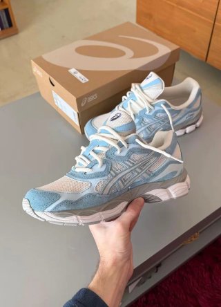 Zapatillas Asics Azules y Blancas