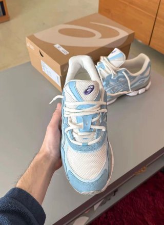 Zapatillas Asics Azules y Blancas