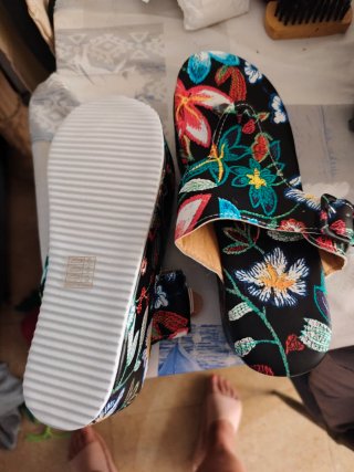 Sandalias de cuña con estampado floral Son un 38