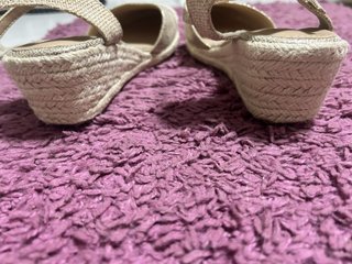 Sandalias doradas con cuña
