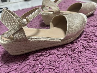 Sandalias doradas con cuña