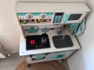 Cocinita de madera con accesorios