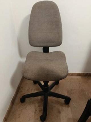 Silla de oficina beige y negra