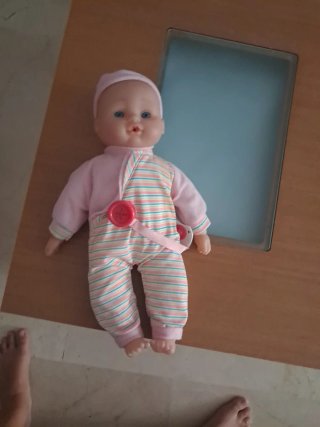Muñeca bebé con traje a rayas