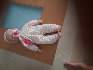 Muñeca bebé con traje a rayas