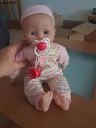 Muñeca bebé con traje a rayas