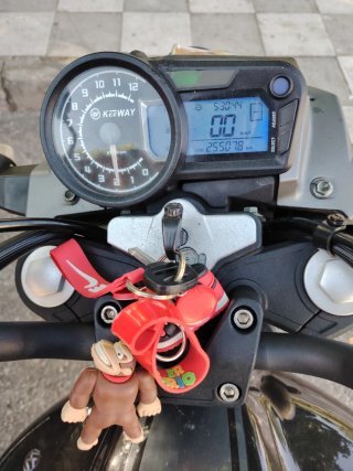 Motocicleta naked negra y roja