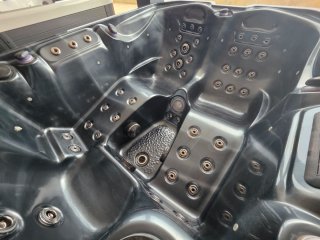 Jacuzzi SEMINUEVO con TAPA, ESCALERA y GARANTIA.