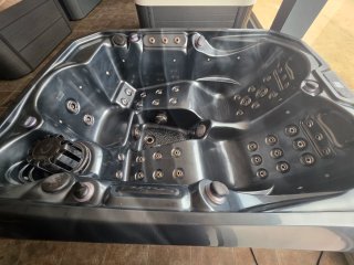 Jacuzzi SEMINUEVO con TAPA, ESCALERA y GARANTIA.