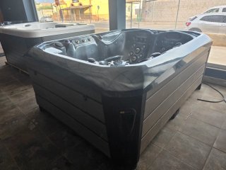 Jacuzzi SEMINUEVO con TAPA, ESCALERA y GARANTIA.