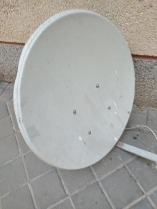 Antena parabólica y brazo soporte fijador pared