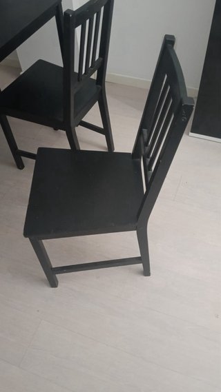 Sofá 2 plazas gris, Mesa con 4 sillas y mueble