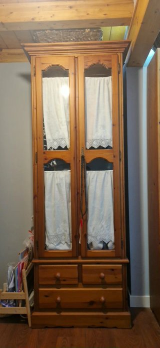 Armario de madera con puertas de cristal